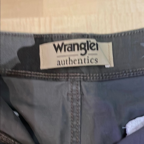 ©️Wrangler Authentics™️ Camouflage Cargo Shorts size 36w NWoT - Picture 2 of 4